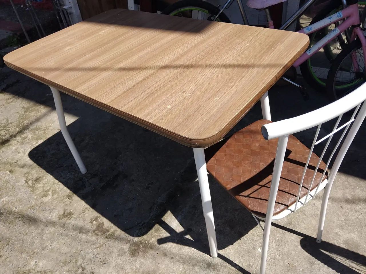 Mesa simples com uma cadeira - Foto 2