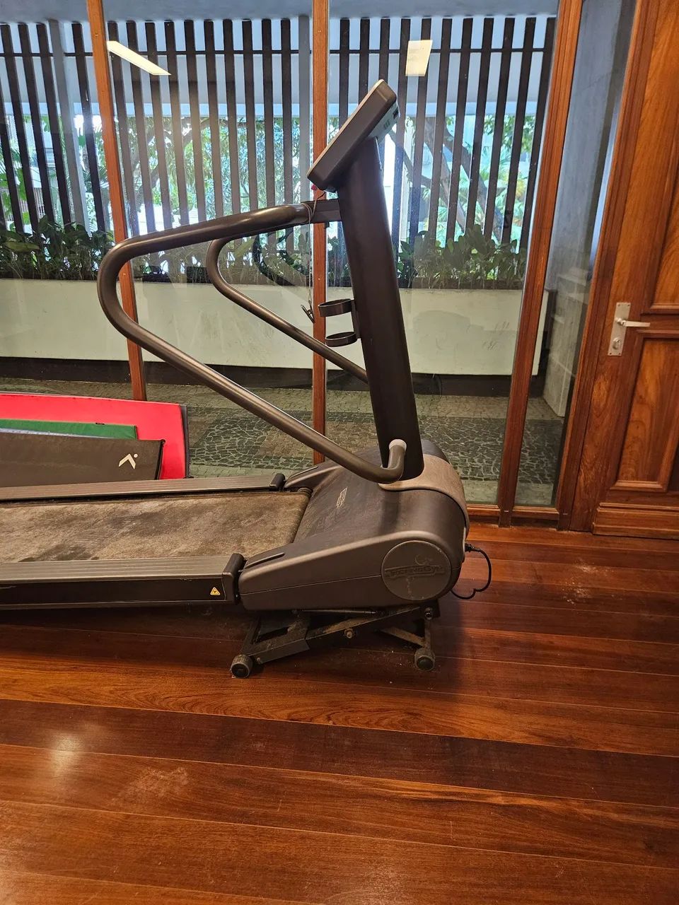 Esteira com elevação Technogym - Foto 4