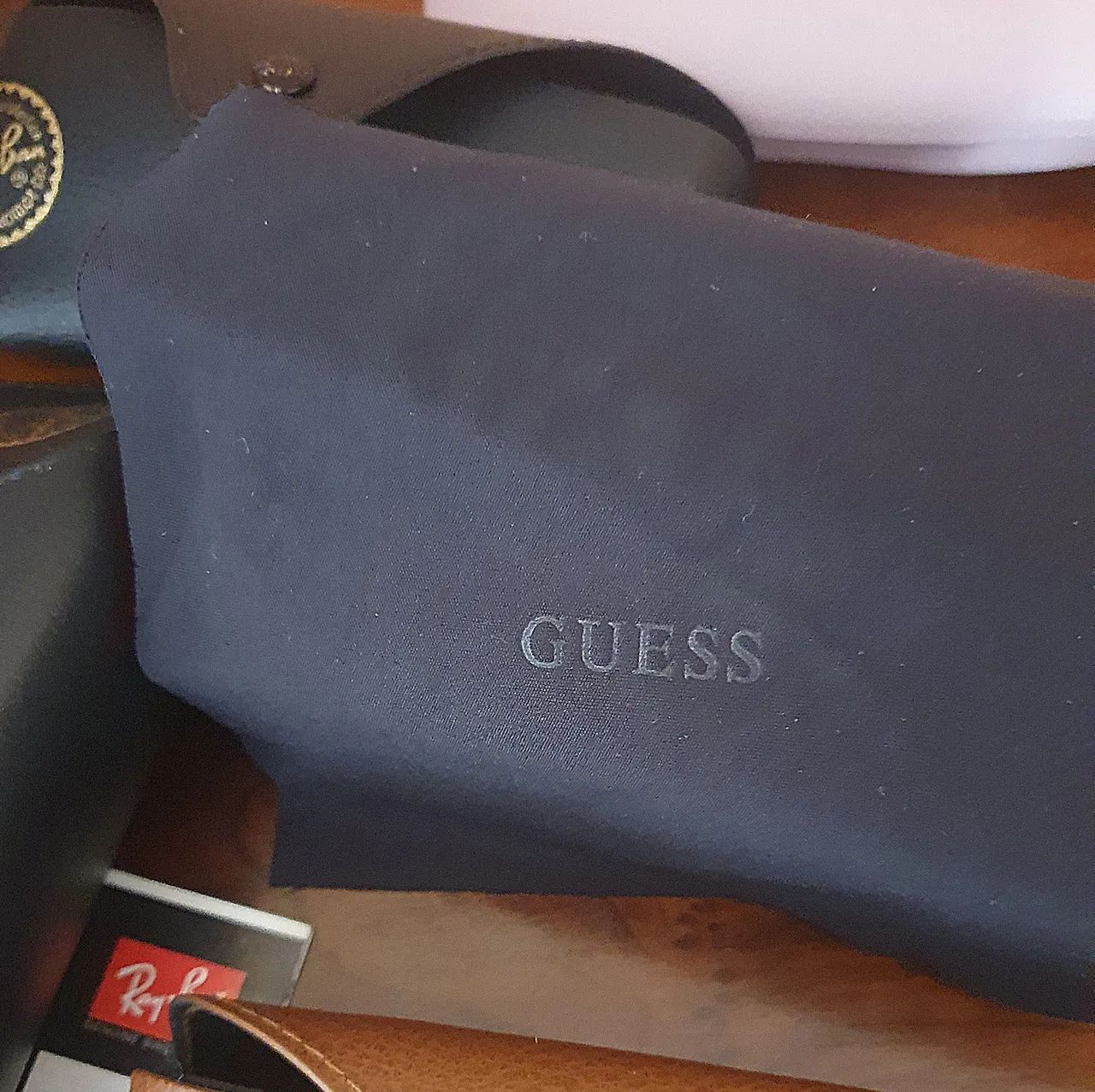 Capinha óculos de sol guess couro vermelha - Foto 4