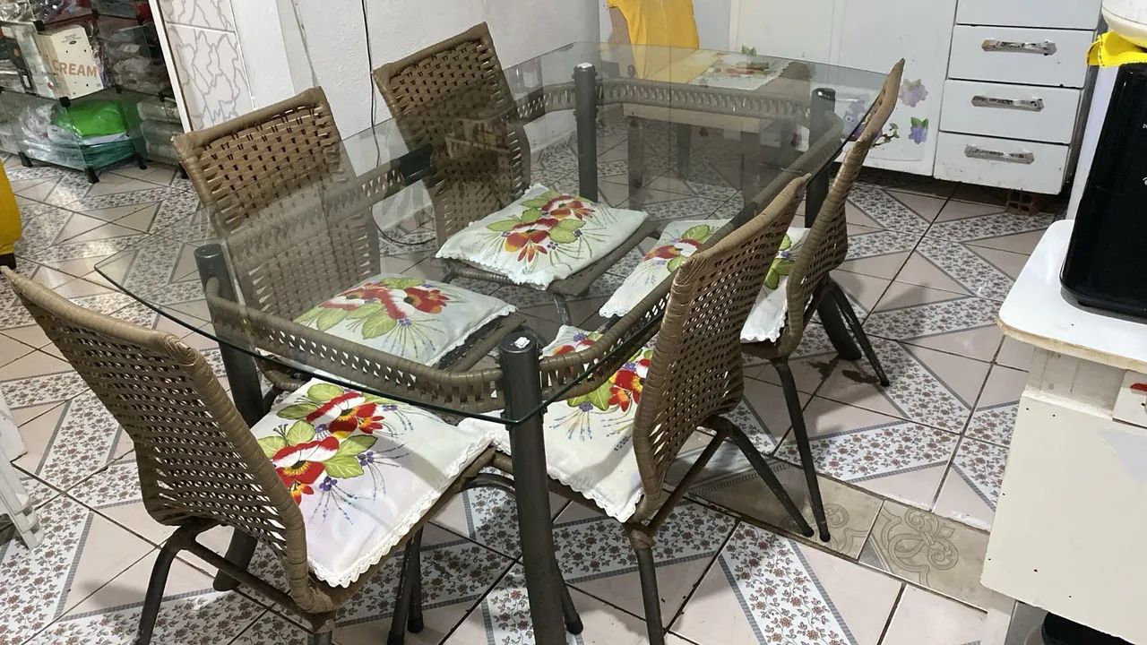 Vendo mesa com 6 cadeiras  - Foto 2