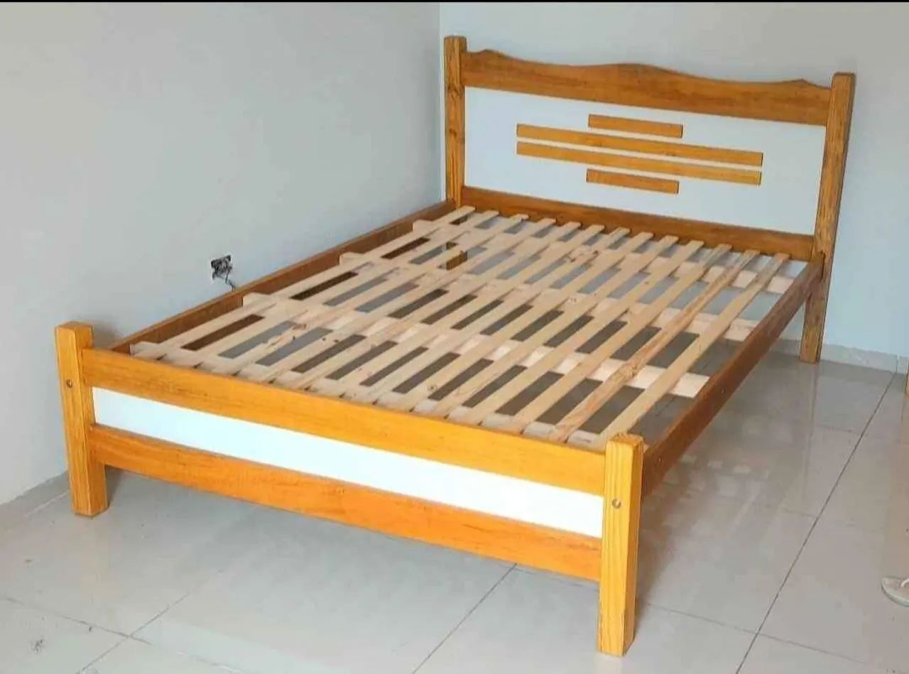 Cama de madeira casal nova. 