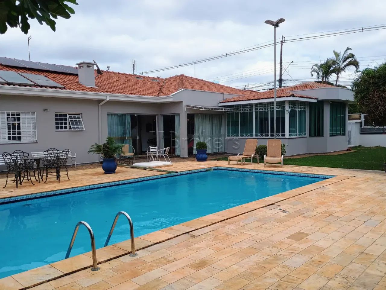 Aconchegante residencia com amplo quintal!