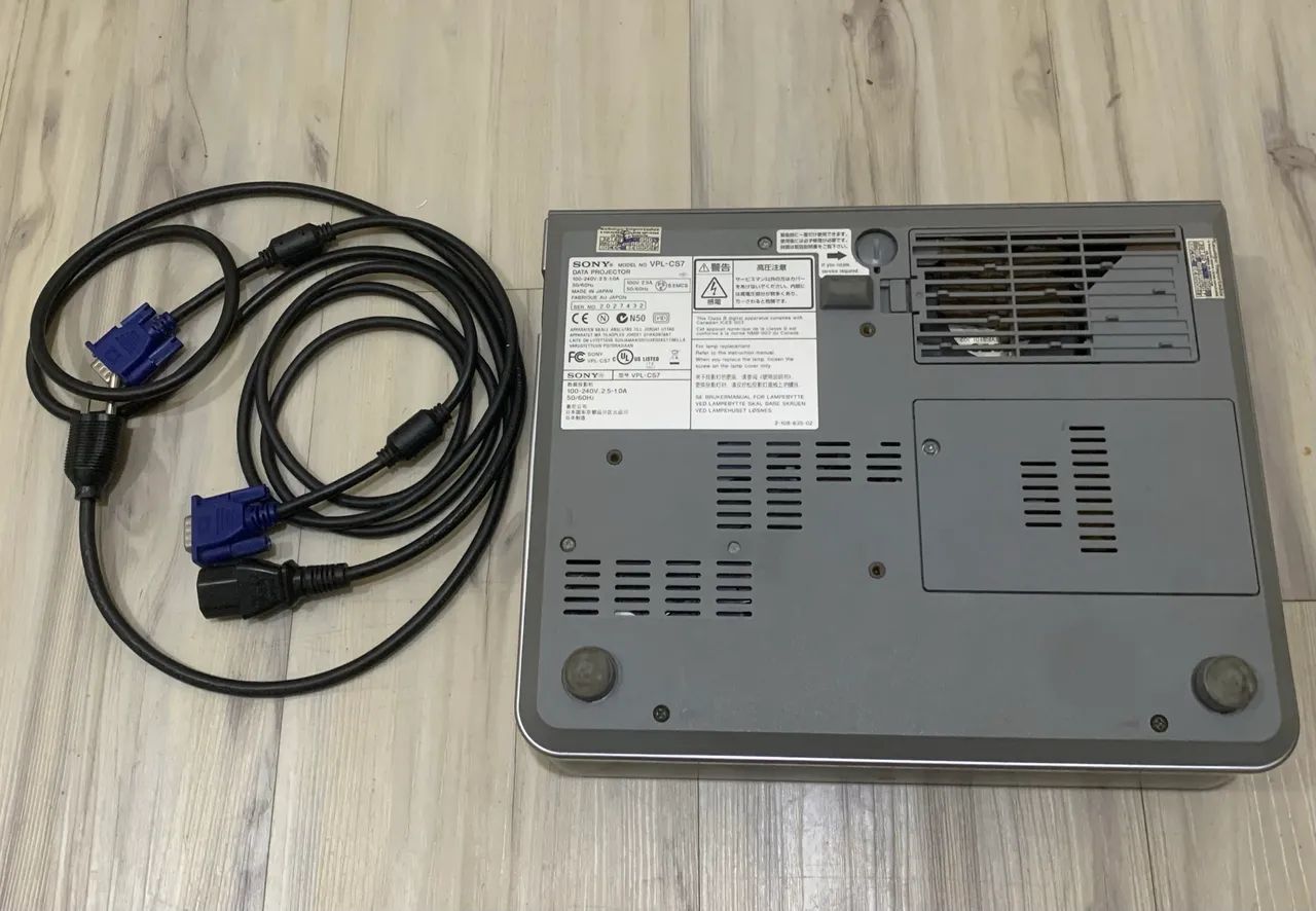 Projetor  usado marca Sony Modelo no VPL-CS7 100-240  - Foto 4