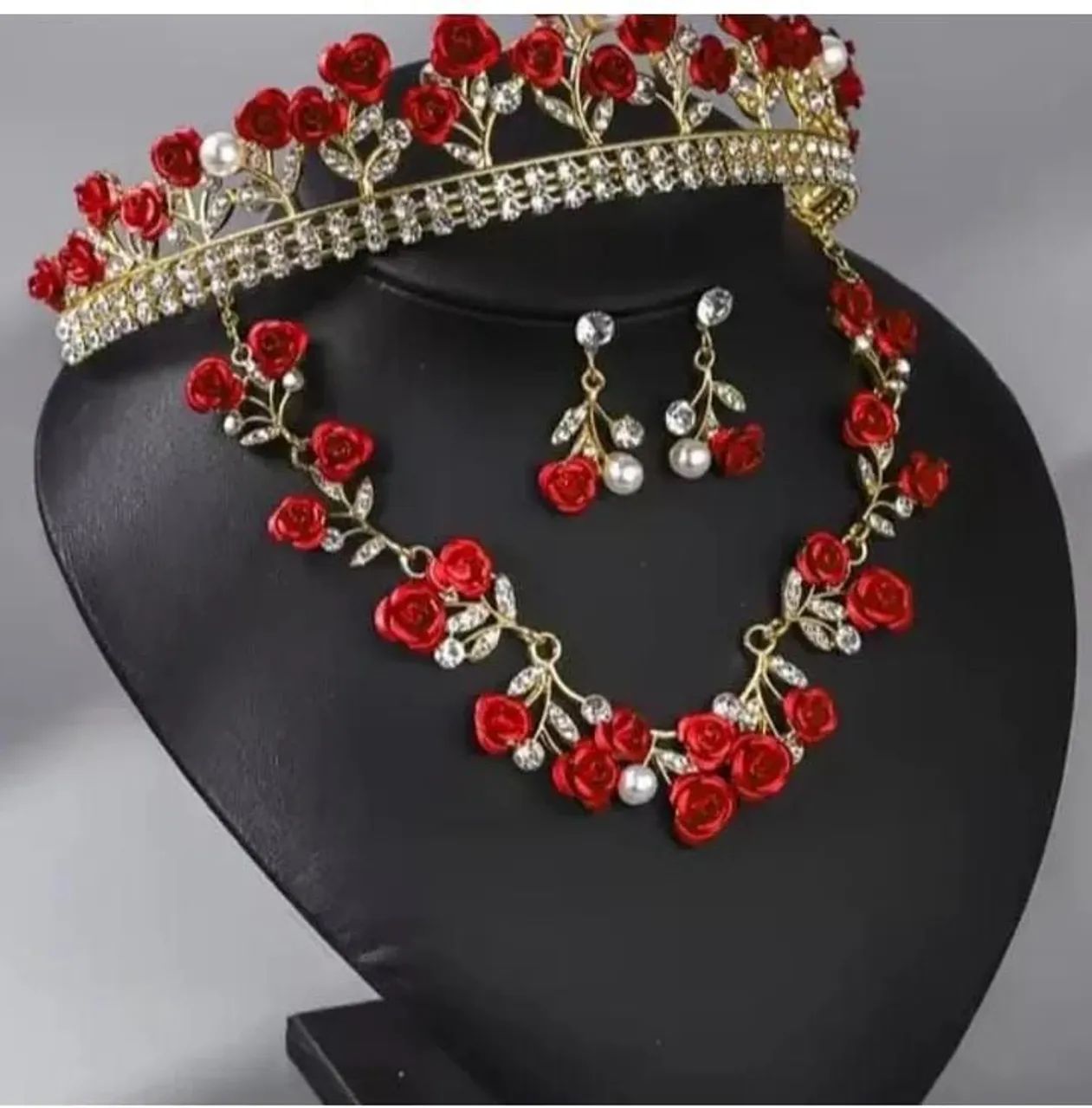 Conjunto rosas vermelhas Coroa , colar e par de brincos  - Foto 3