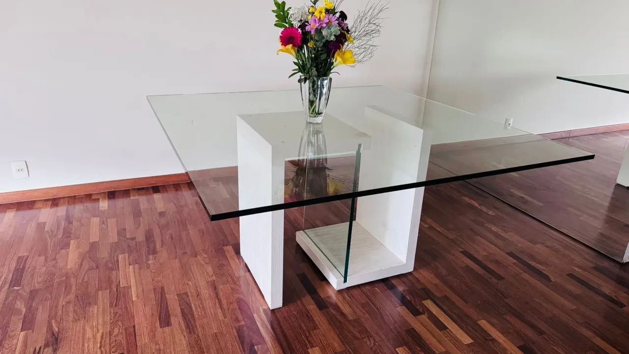 Linda mesa de vidro com 6 cadeiras