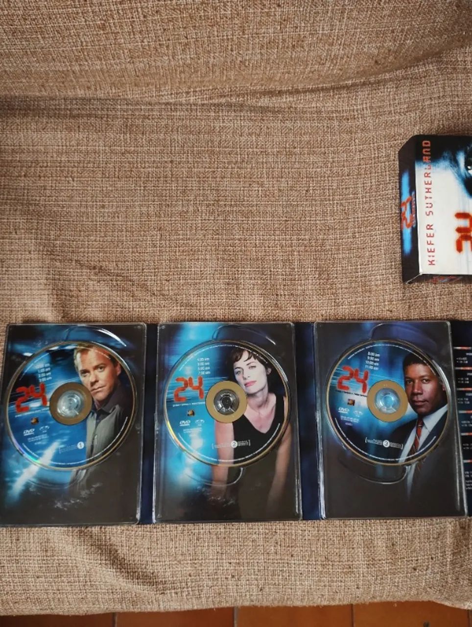 Box da série 24 Horas, com o ator Kiefer Sutherland, (primeira temporada completa), Leiam  - Foto 4
