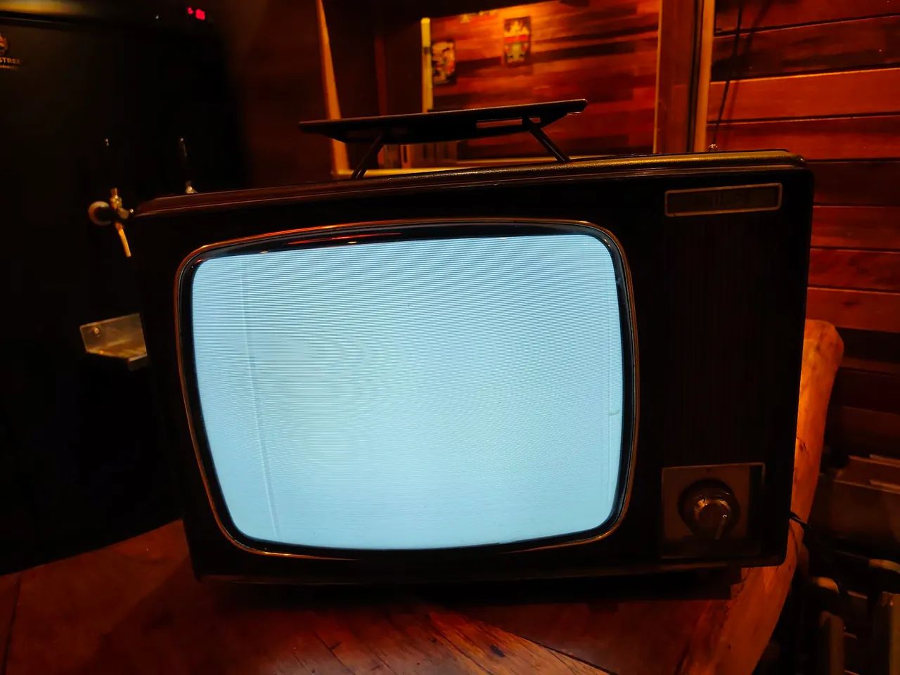 Televisão pequena antiga marca PHILIPS COM ALÇA 