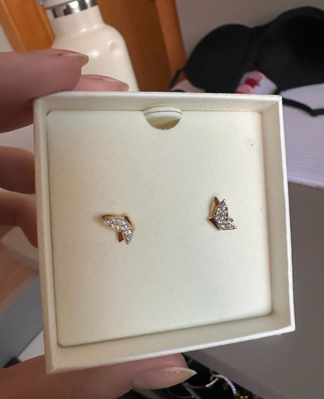 Brinco borboleta Swarovski dourado 