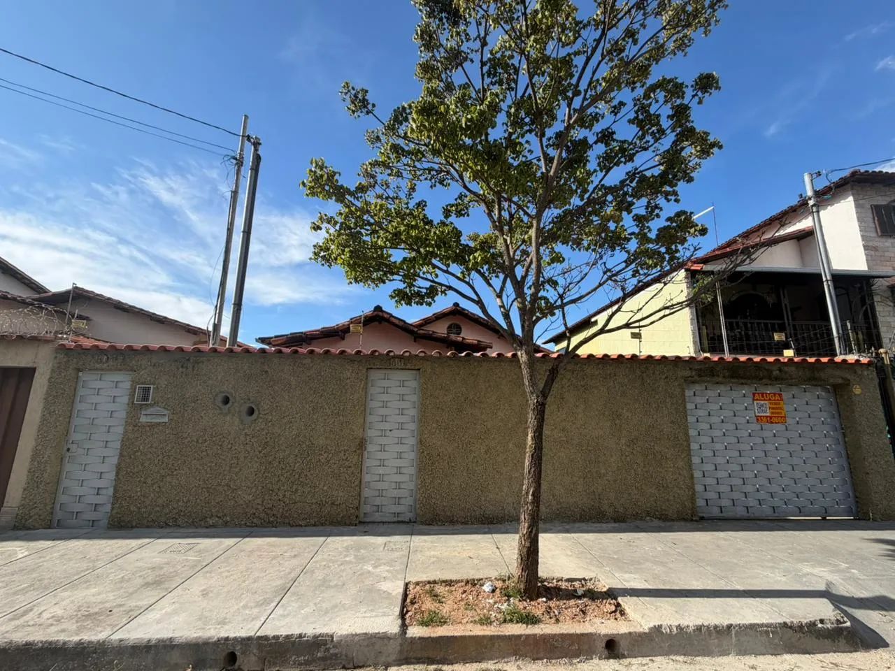 CASA COMERCIAL AMPLA E BEM LOCALIZADA COM VAGA