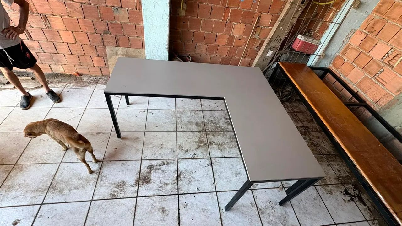 Mesas de escritório em L e uma base 
