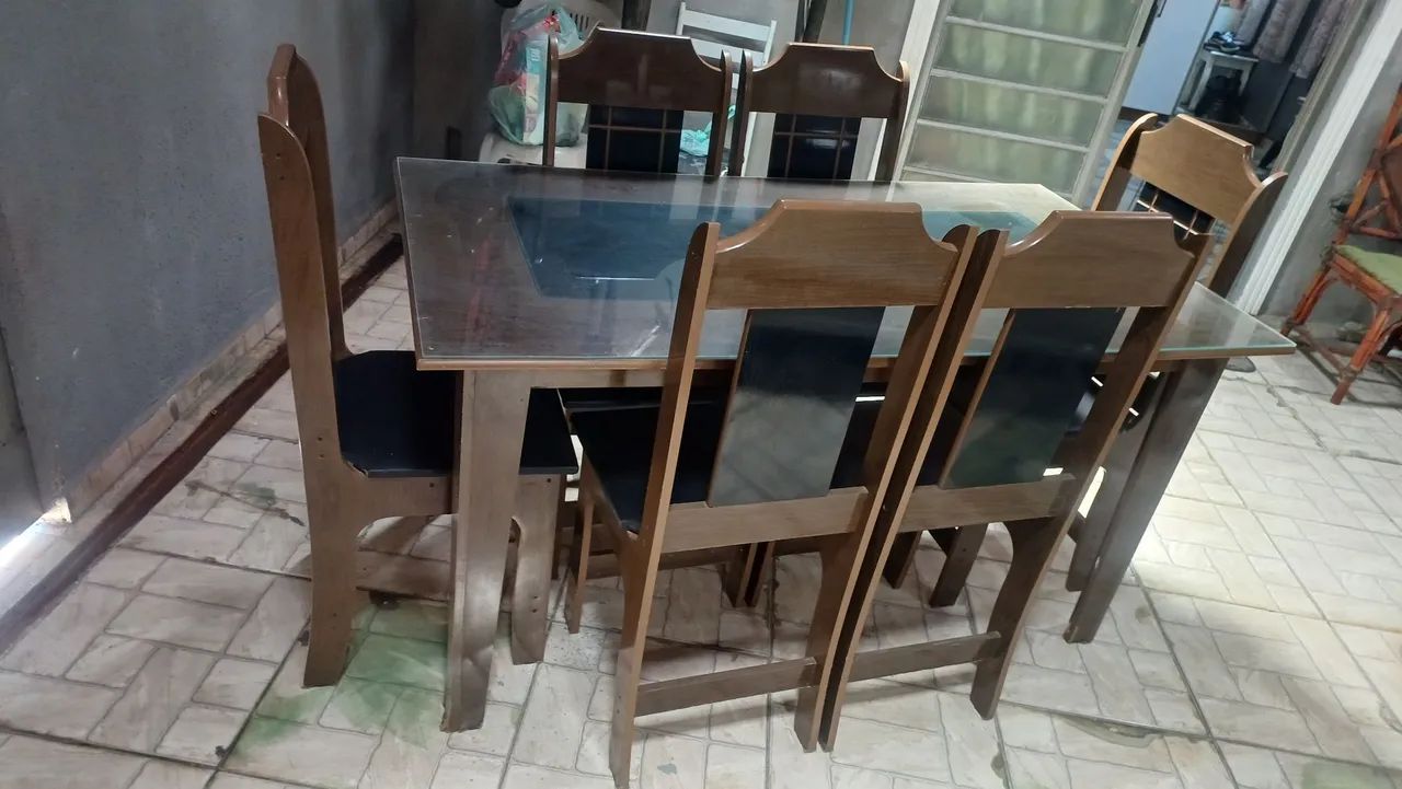 Mesa de Jantar com 6 cadeiras de madeira e vidro de Proteção. - Foto 2