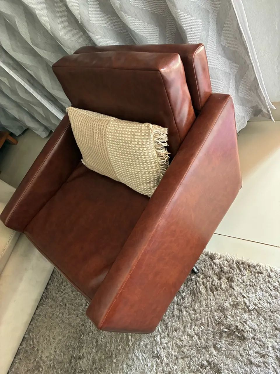 Poltrona giratória couro legítimo, super confortável 