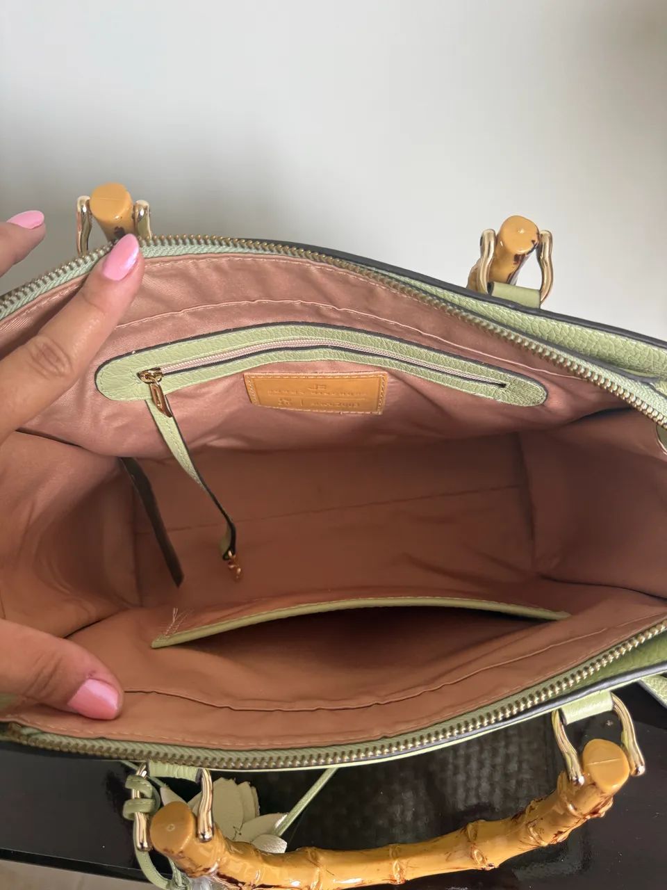 Bolsa Jorge Bischoff verde com alça de madeira  - Foto 4
