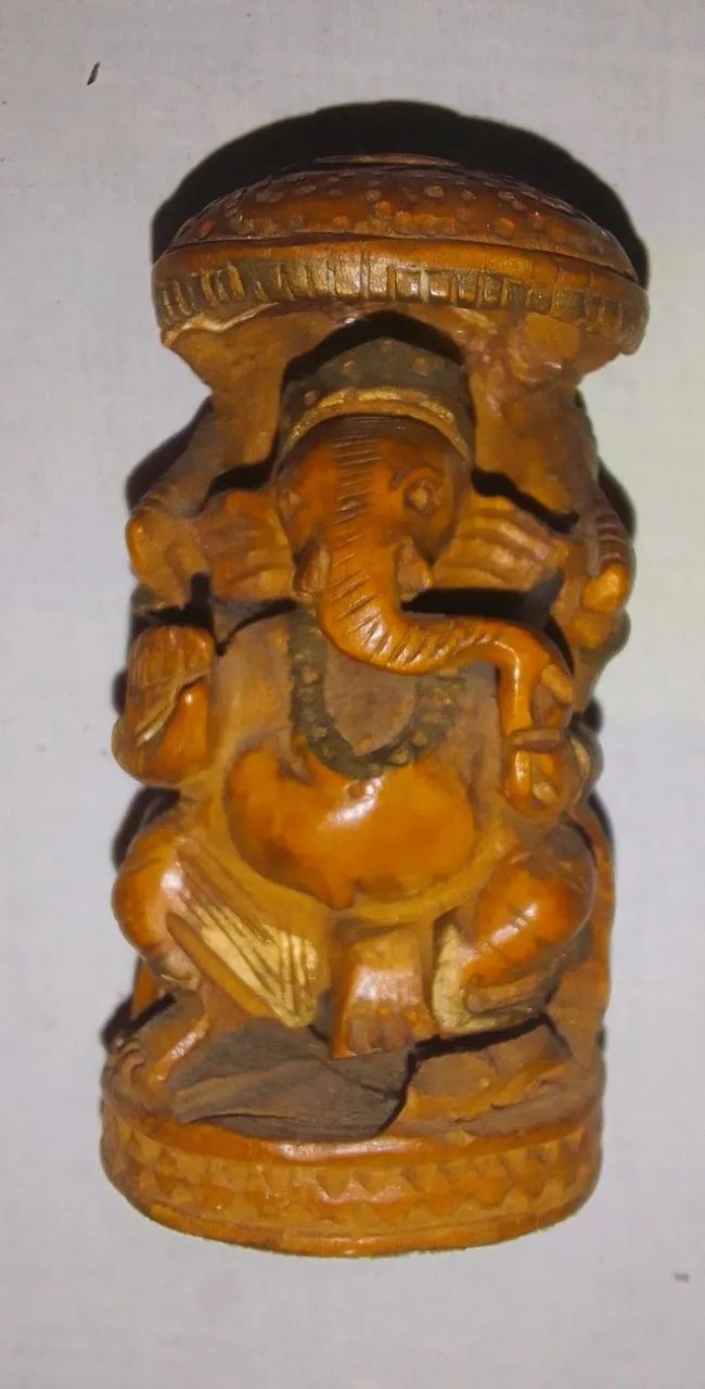 Escultura indiana representando deus Ganesh madeira entalhada á mão de origem indiana - Foto 5