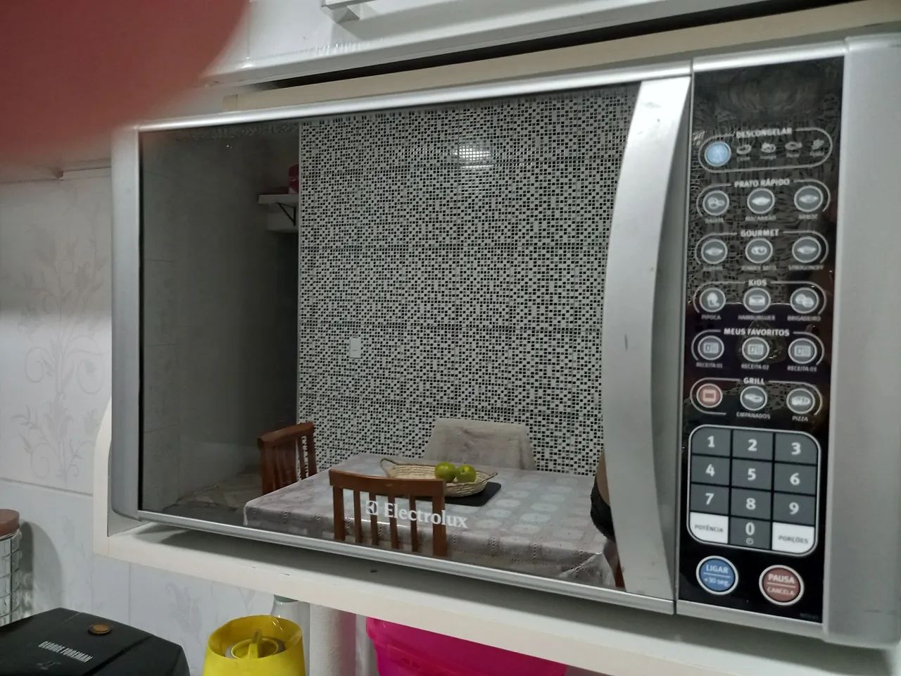 Micro-ondas Electrolux espelhado de inox 