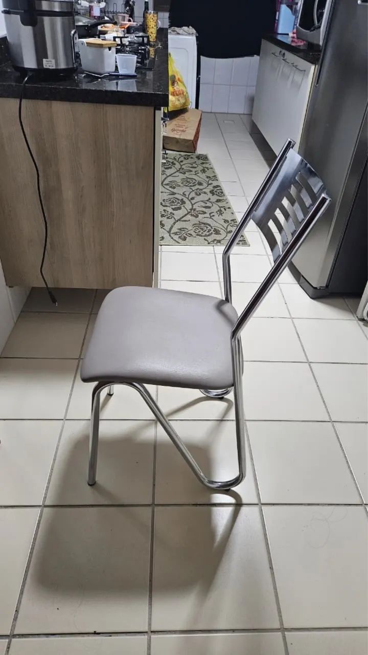Mesa com 4 cadeiras 