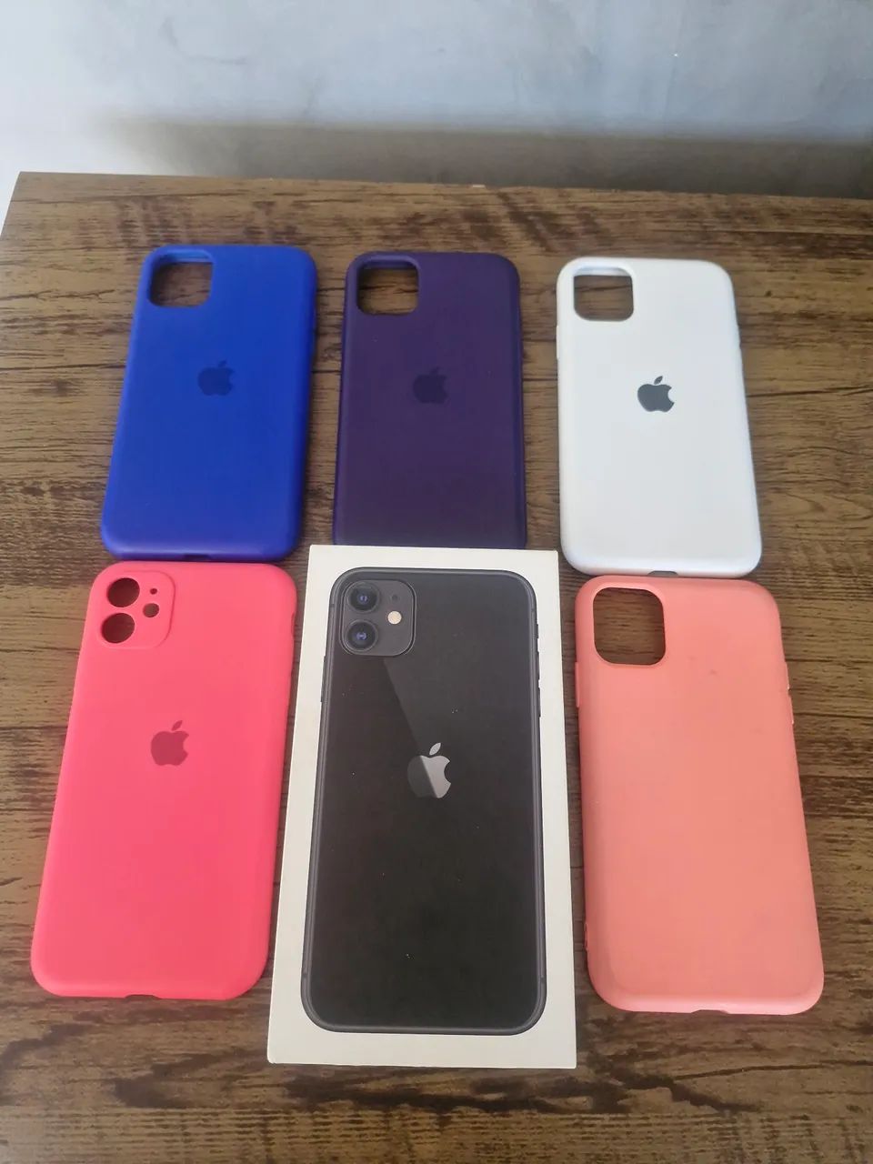 Caixa original de iphone 11 e 5 capinhas
