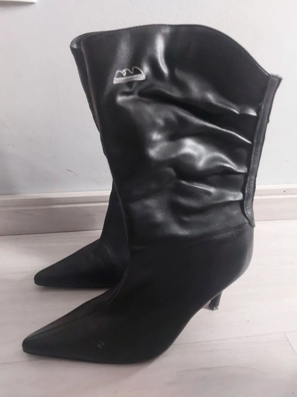 Bota feminina em couro preta - Foto 2