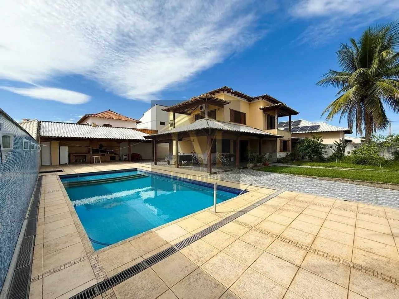 Casa a venda em condomínio