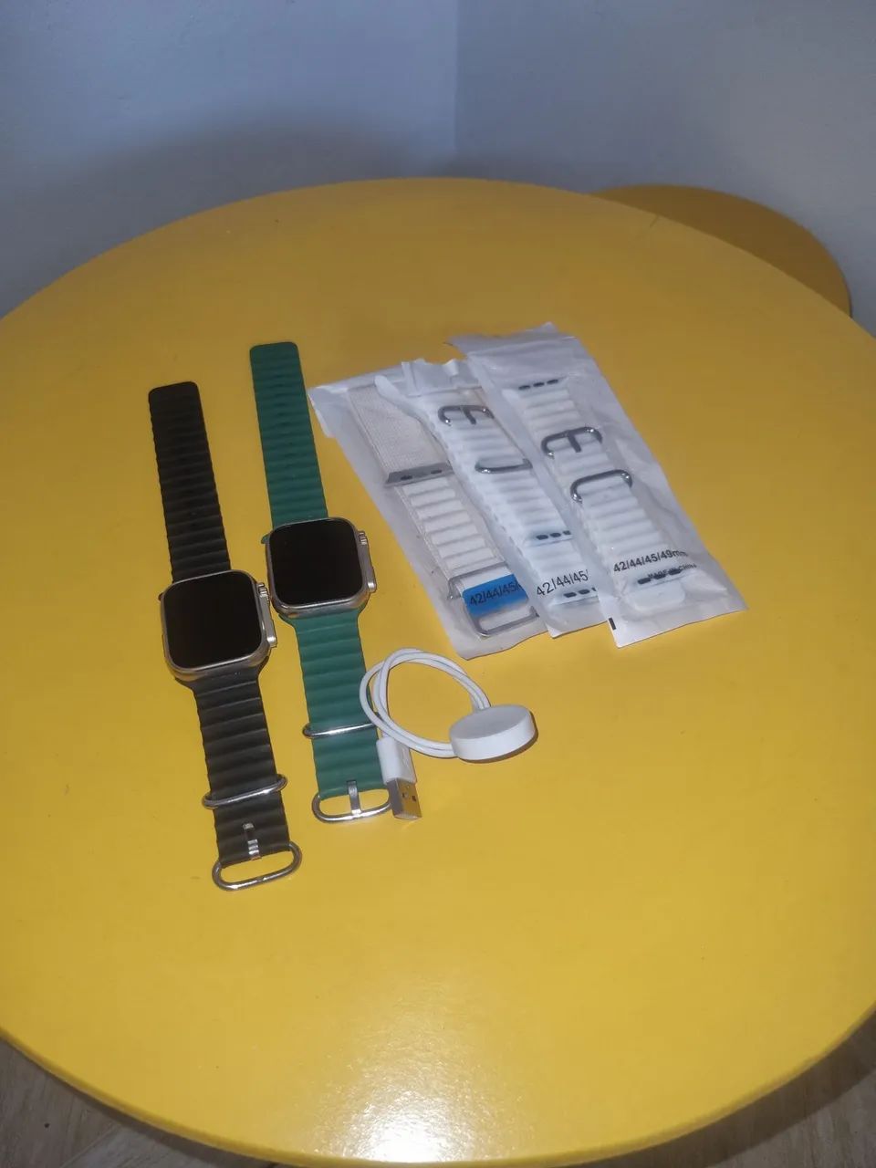 2 Apple Watch Ultra + 3 Pulseiras Brancas 