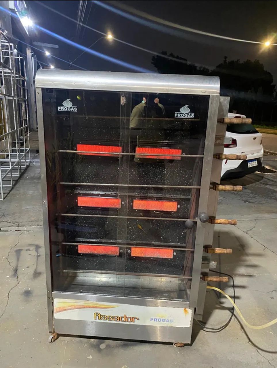 Máquina que assa 30 frangos de uma vez 