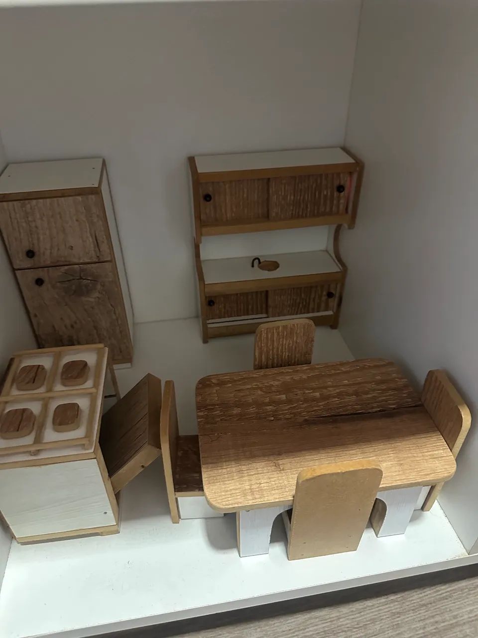 Casinha de Boneca de Madeira Resistente com Rodinhas e Móveis Completos - Foto 5