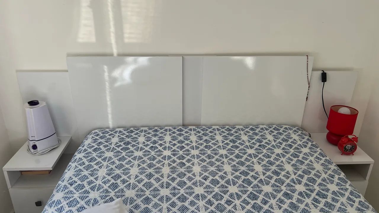 Cabeceira de cama com dois suportes 