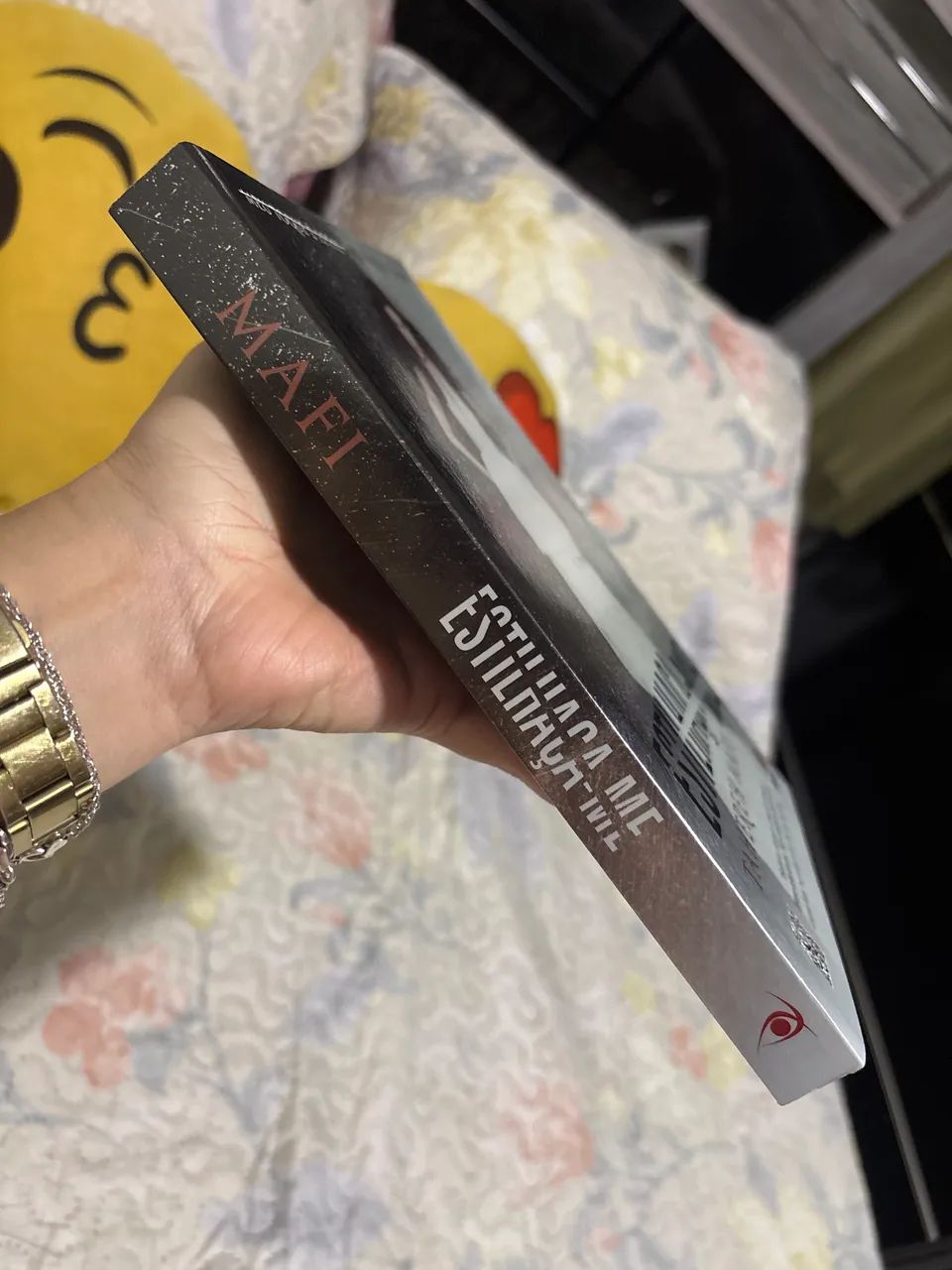 Livro Estilhaça-me - Foto 3