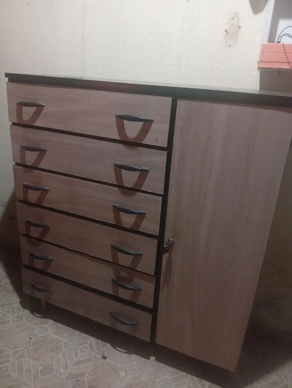 Cômoda semi nova 