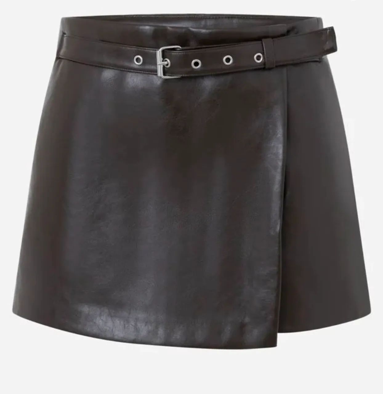 SHORT SAIA EM PU COM CINTO MARROM ESCURO - Foto 2
