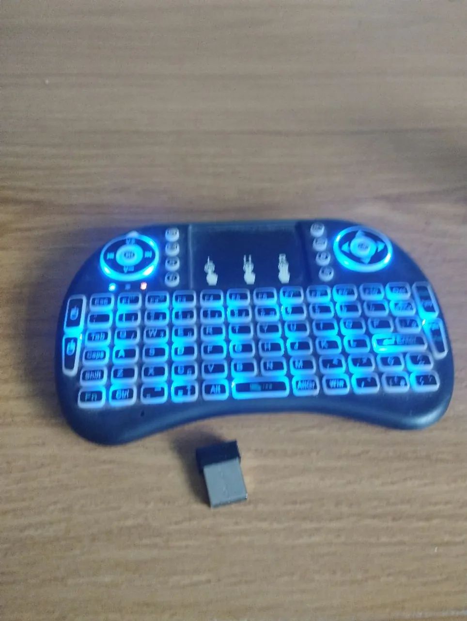 Mini teclado sem fio  com mouse acoplado 