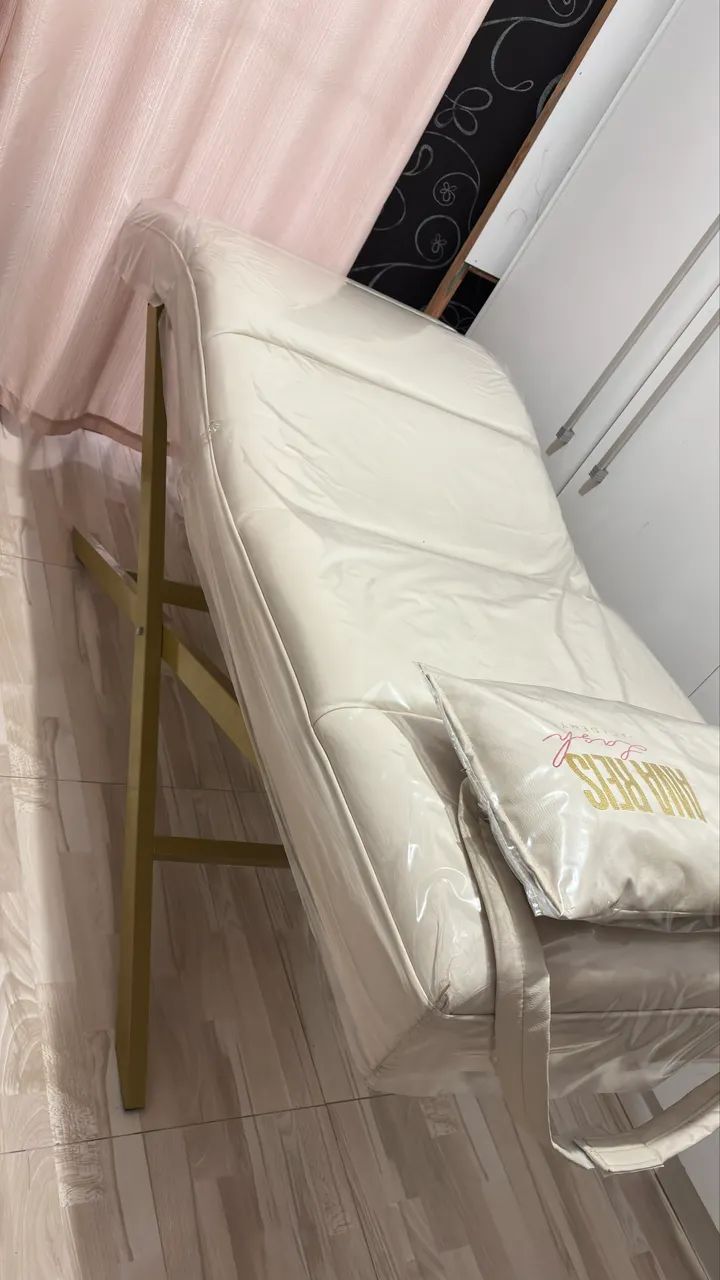 Maca de estética off white com pés dourados  - Foto 2