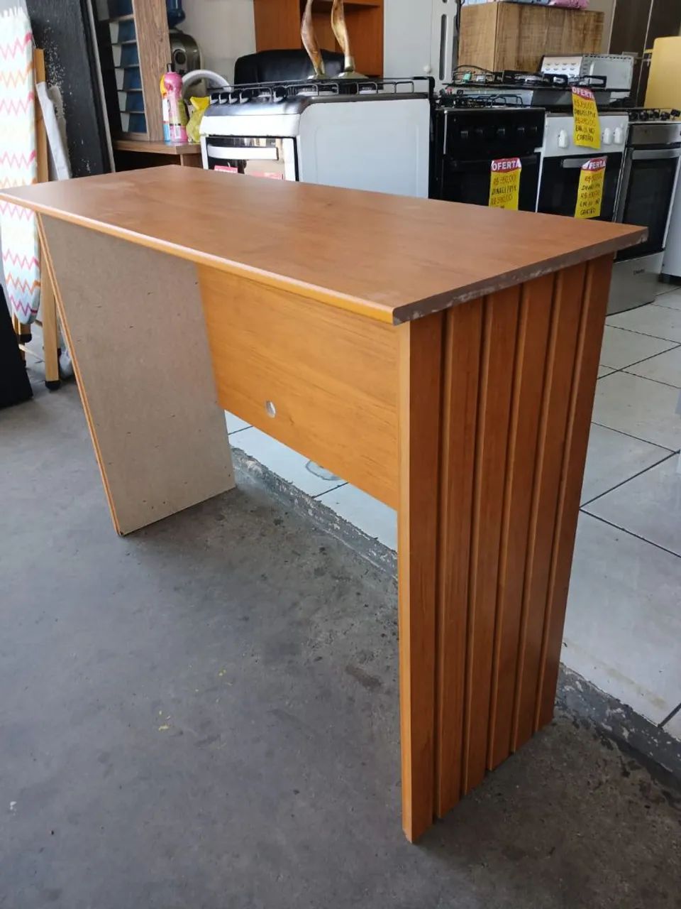 Mesa escrivaninha amadeirada semi-nova conservada  - Foto 2