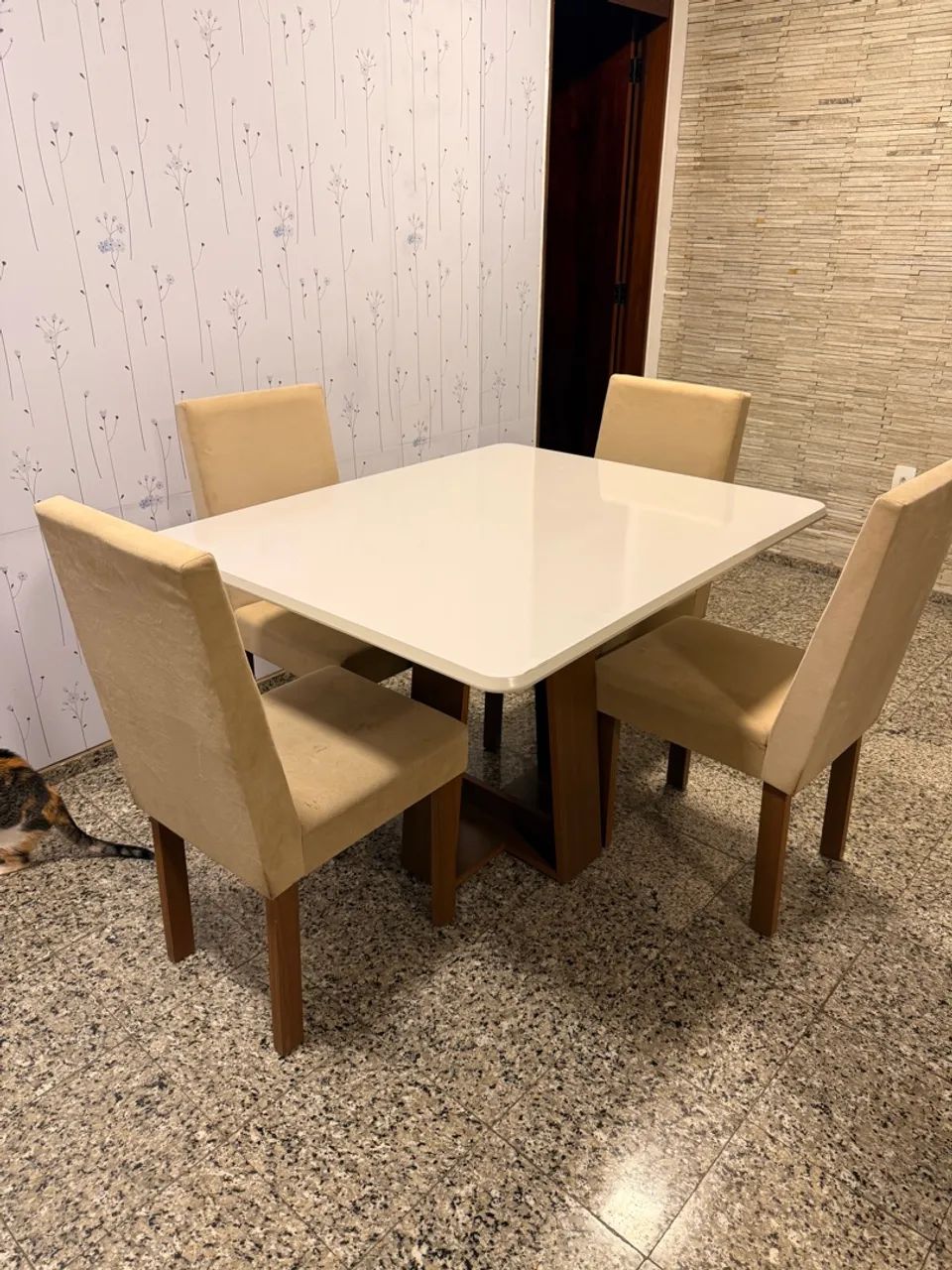 Mesa e 4 cadeiras 
