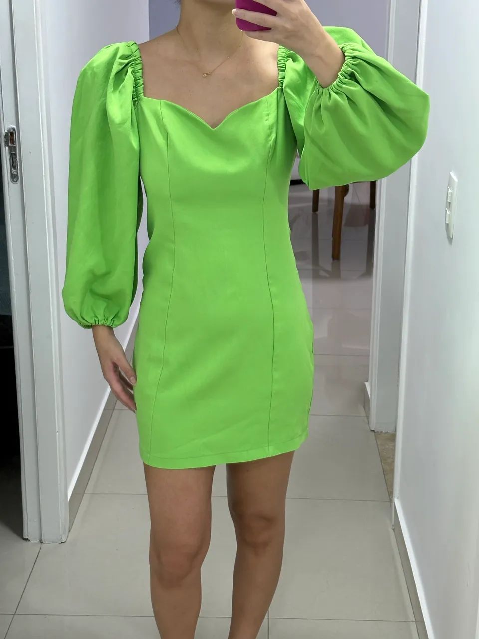 Vestido curto verde com mangas bufantes  - Foto 2