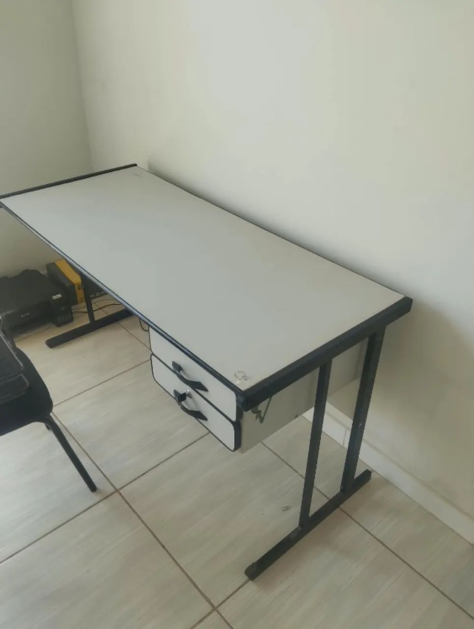 Mesa de escritorio com duas gavetas/chave - Foto 2