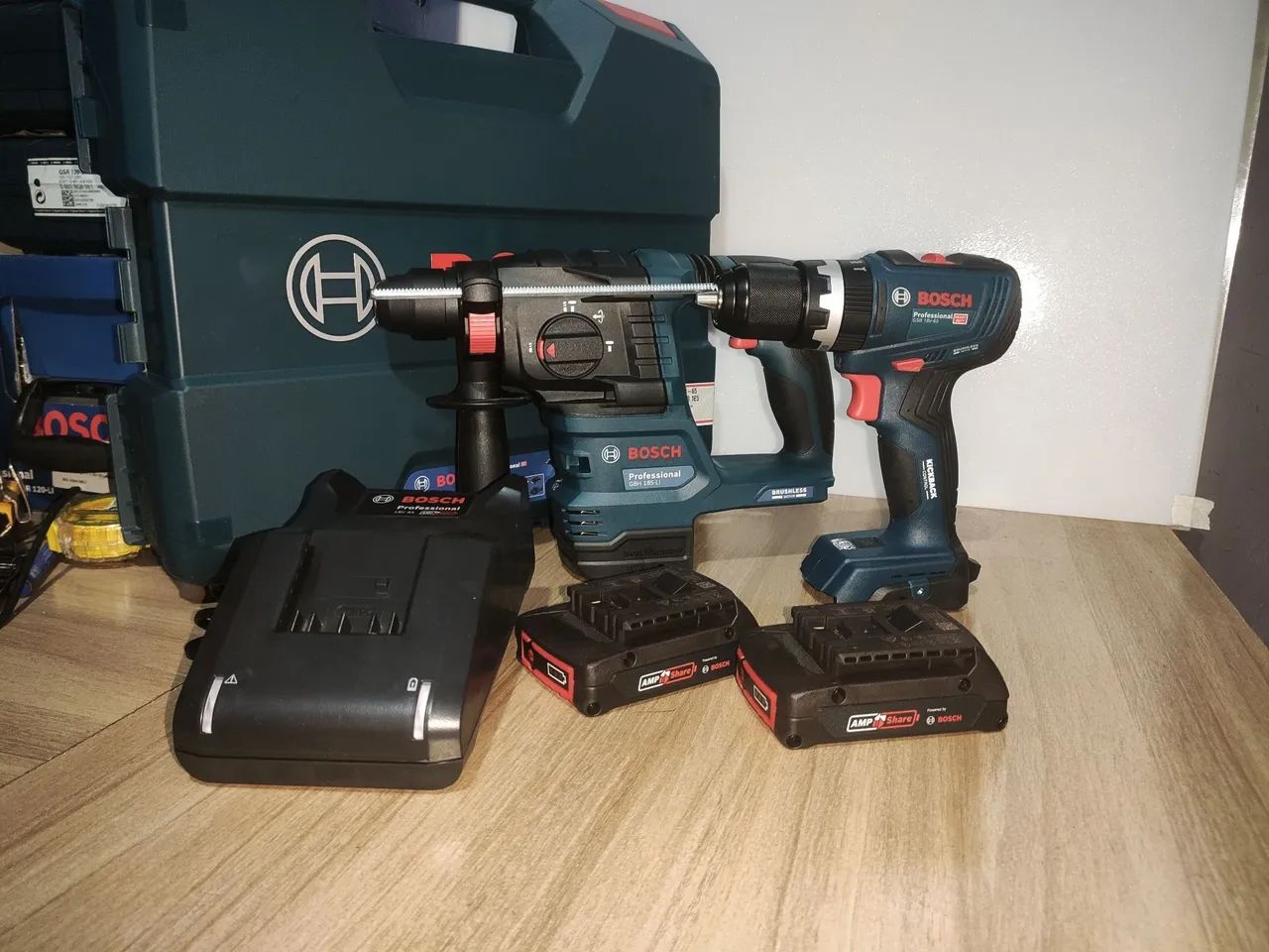 KIT PARAFUSADEIRA e MARTELETE 18V BOSCH  - Foto 3