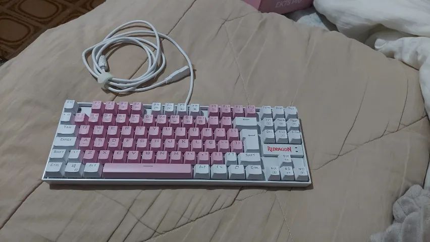 Teclado Mecânico Redragon Kumara Rosa e Branco - Foto 2