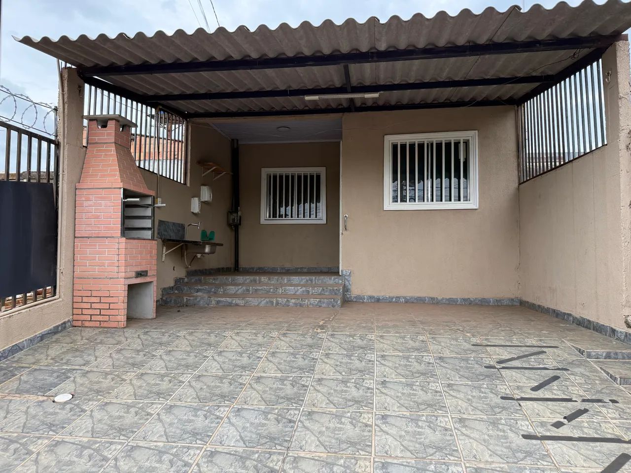 CASA TOP 3 QUARTOS SENDO DUAS SUÍTES COM CHURRASQUEIRA  - Foto 2