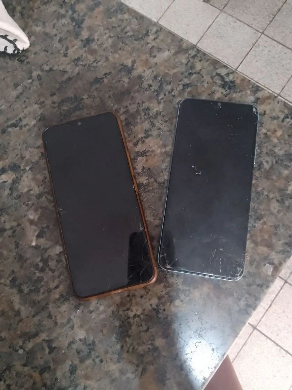 2 CELULARES, TECNO SPARK E REALME