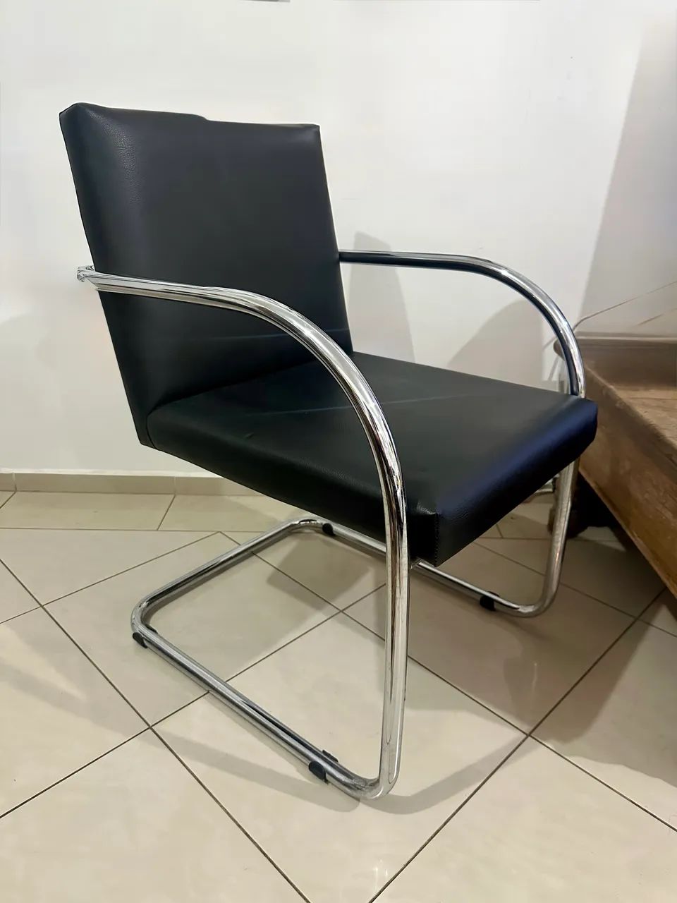 Cadeira cantilever Tok&Stok modelo BRNO com estrutura em aço tubular e assento estofado
