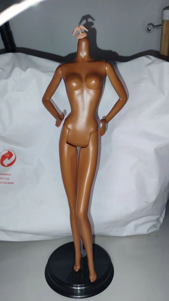 Corpo Barbie model Muse Brooklin.