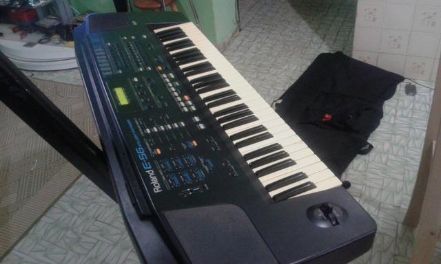 Teclado roland E-56