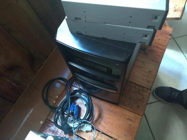 Aparelhos de computador e caixa cheia de coisas sobre celular - Foto 3