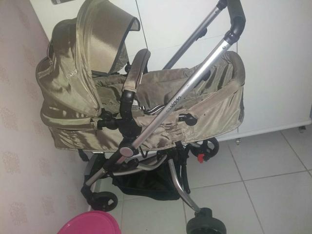 Carrinho de bebê com bebê conforto