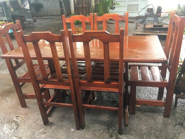 Conjunto de mesa com 6 cadeiras de madeira