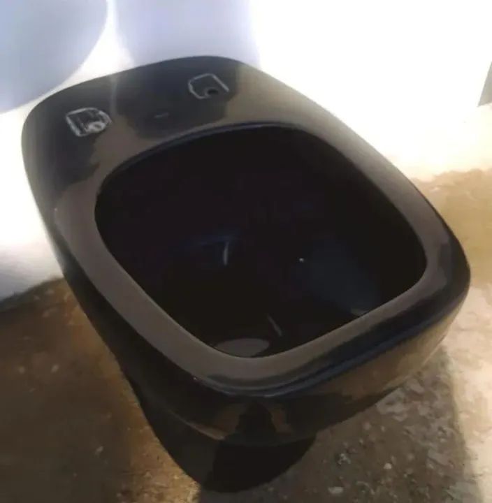 Conjunto de banheiro preto Celite - pia com coluna e vaso sanitário - Foto 4