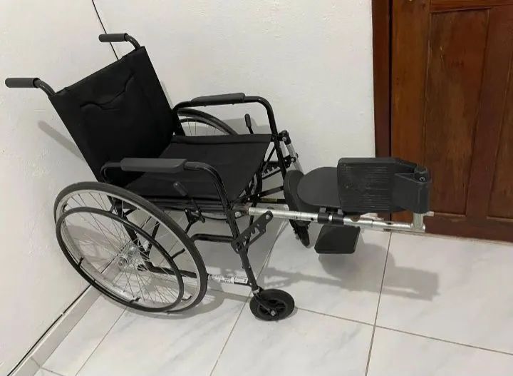 Cadeira de rodas com elevação das pernas - Foto 2