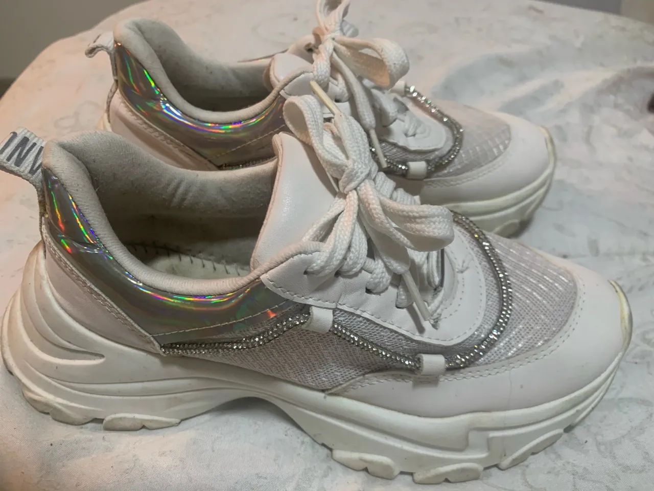 Tênis Casual Feminino Branco com Detalhes em Strass