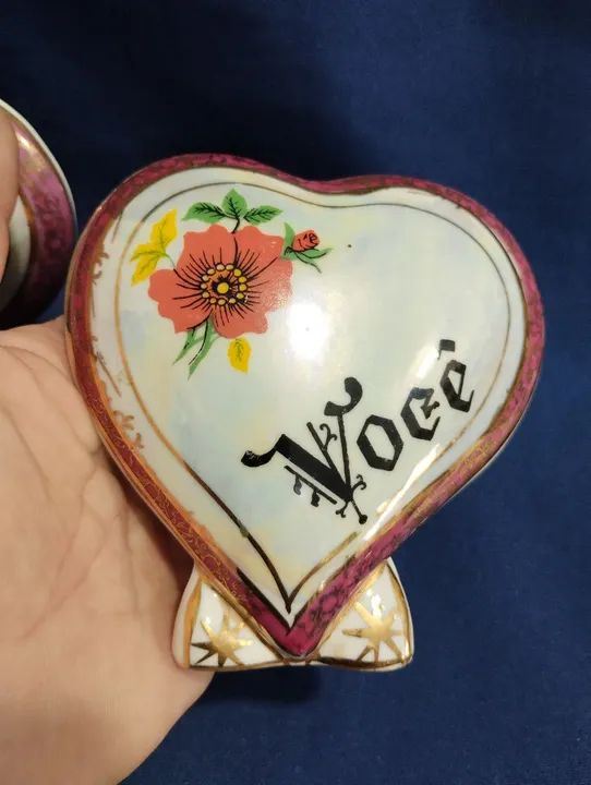 Belíssimo par de corações em porcelana. - Foto 3